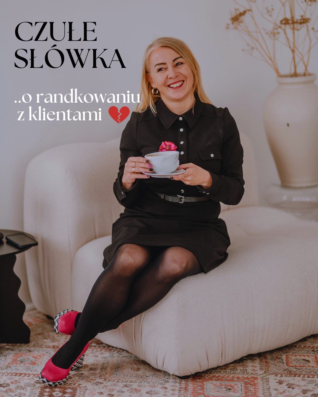 Czułe słówka. Sylwia Wróblewska z filiżanką kawy o randkowaniu z klientami na rynku nieruchomości.